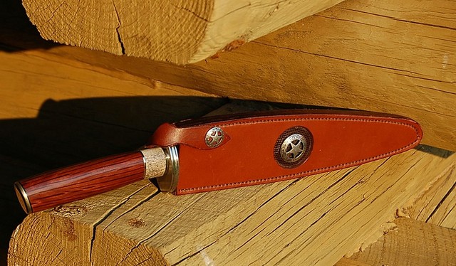 Nice handmade sheath by Fred Rowe comes with the knife.